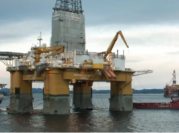 Boripallurin  Deepsea Atlantic, sum í løtuni borar á Rosebank oljuleiðini eystan fyri Føroyar