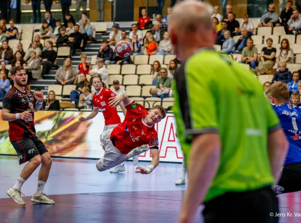 Bjarni í Selvindi var flúgvandi í løtum: 24-ára gamli skálamaðurin skeyt átta mál í sigrinum á H71 (Mynd: Jens Kr. Vang)