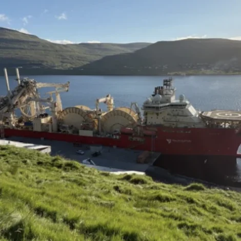 Føroyar hava longu verið partur av Rosebank útbyggingini við markið, tá hetta rørleiðingsskipið legði gassrør á havbotnin og bunkraði á Hulki. Mynd Hans Anders Jacobsen.