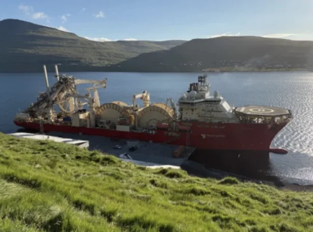 Føroyar hava longu verið partur av Rosebank útbyggingini við markið, tá hetta rørleiðingsskipið legði gassrør á havbotnin og bunkraði á Hulki. Mynd Hans Anders Jacobsen.