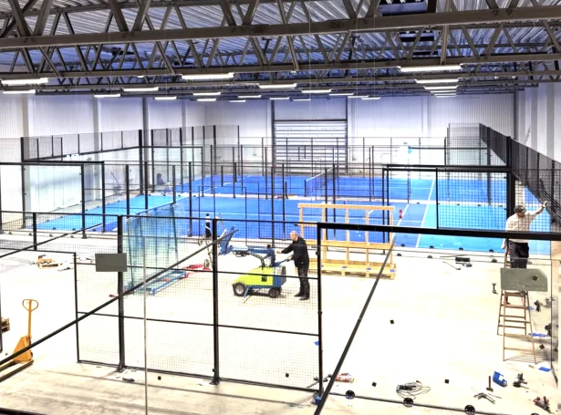 Vaksandi áhugi er fyri padel-ítróttini í Føroyum og nú vaksa møguleikarnir um at spæla - og at styrkja umhvørvi kring hetta (Mynd: Padelmiðstøðin)