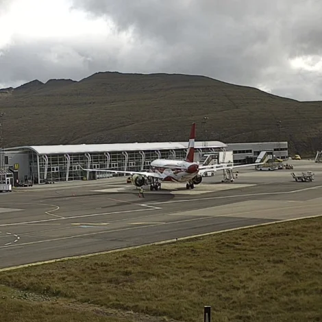 Her sæst flogfarið, sum fyri løtu síðani er komið úr Lettlandi (Mynd: fae.fo)
