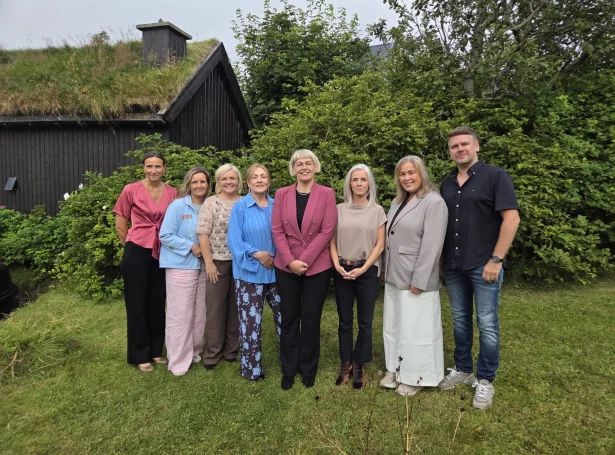 Á myndini eru: Hjørdis Mortensen og Andrea Petursdóttir vegna Almannaverkið, Anna D. Háberg vegna Bláa Kross, Elken Klettheyggj vegna Danmarks Fængsler på Færøerne, Margit Stórá landsstýriskvinna í almanna- og bústaðarmálum, Eyðdis Hartmann landsstýriskvinna í heilsu- og orkumálum, Eydna I. Lindenskov vegna Psykiatriska Depilin og Erling Fles vegna Viðgerðarstovnin Frælsi