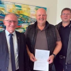 Súni í Hjøllum, borgarstjóri (t.v.), saman við Jaspuri Langgaard og Álvi Højgaard frá Spf. Lund (Mynd: nes.fo)