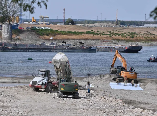 Tveir 80 metra langir prámar við gróti eru settir á botn í Donau ánni fyri at tryggja varnotkuverkinum í Ungarn kølivatn (Mynd: Attila Kisbenedek/AFP/Ritzau Scanpix)