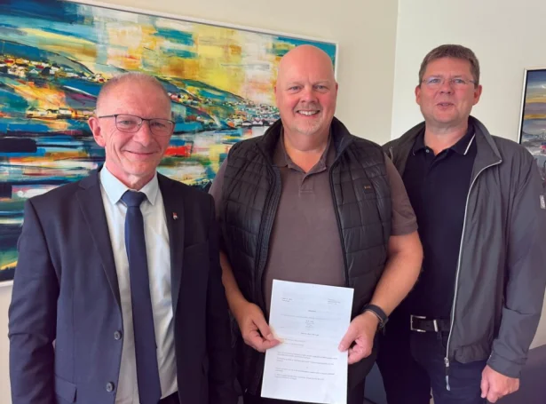 Súni í Hjøllum, borgarstjóri (t.v.), saman við Jaspuri Langgaard og Álvi Højgaard frá Spf. Lund (Mynd: nes.fo)