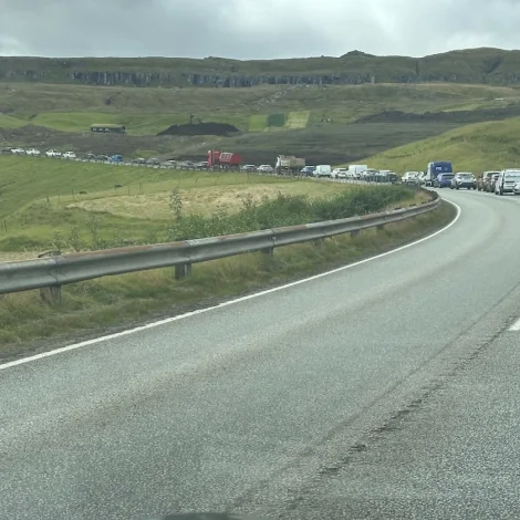 Nógvir bilar bíða eftir at sleppa um Gøtueiði