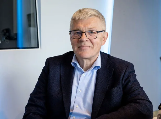 - Man hugsar fyri sær: Hvat gongur fyri seg her? Og eins og við øðrum avgerðum, eru tær bara tiknar rundan um FIFA-nevndina (Mynd: Sverri Egholm)