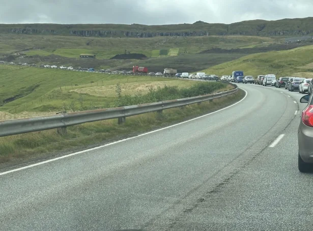 Nógvir bilar bíða eftir at sleppa um Gøtueiði