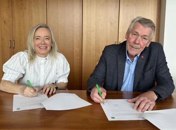 Evy J. Jacobsen, forstjóri í Betri P/F, og Jóannes Eidesgaard, formaður í Reyða Krossi Føroya, undirskrivaðu nýggju stuðulsavtaluna