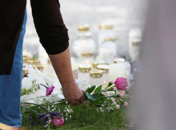 Fólk leggja blómur og ljós í svenska býnum Fagersta (Mynd: Magnus Lejhall/Reuters/Ritzau Scanpix)