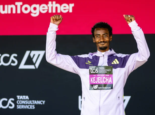 Yomif Kejelcha úr Etiopia hevur enn einaferð tikið metið í hálvmaraton hjá monnum (Savnsmynd: Tobias Lackner/Picture Alliance/Ritzau Scanpix)