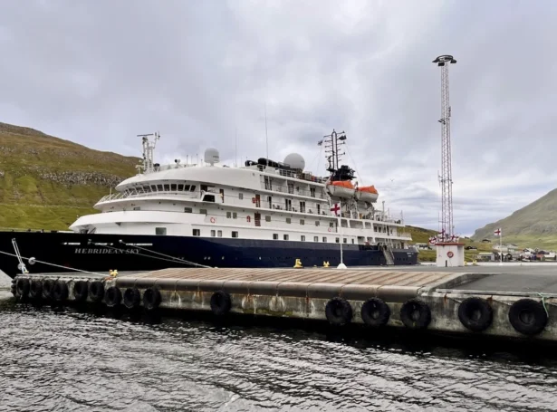 Hebridean Sky er 90,36 metrar langt og hevur pláss fyri 120 ferðafólkum (Mynd: Vágs kommuna)