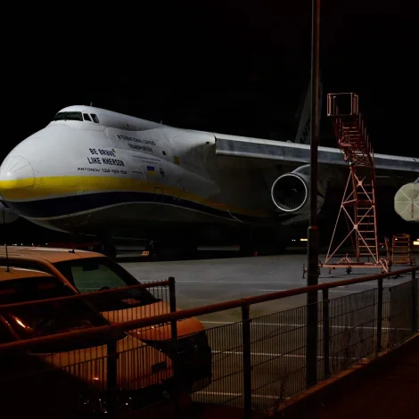 Ukrainskt Antonov-farmaflogfar avmyndað á Leipzig/Halle floghavnini (Foto: John Macdougall/AFP/Ritzau Scanpix)
