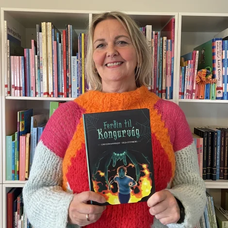 Urd Johannesen er rithøvundur og mentanarsamskipari. Hon hevur áður útgivið yrkingar. Ferðin til Kongurvág er hennara fyrsta barnabók. Silja Eystberg hevur myndaprýtt (Mynd: Bókadeild Føroya Lærafelags)