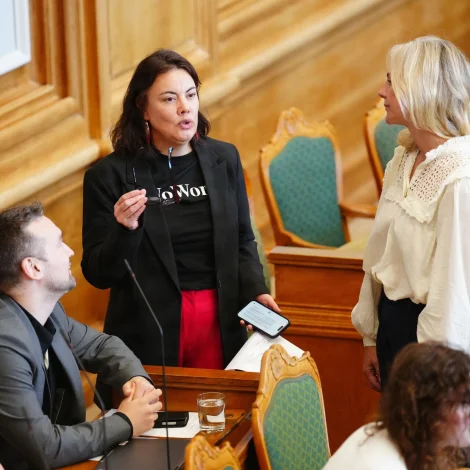 Grønlendsku fólkatingslimirnir, Qarsoq Høegh-Dam og Naja Nathanielsen í samrøðu við Idu Auken, heilsumálaráðkvinnu, í fólkatingssalinum fyrrapartin (Mynd: Ida Marie Odgaard/Ritzau Scanpix)
