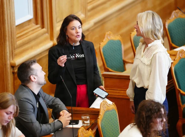 Grønlendsku fólkatingslimirnir, Qarsoq Høegh-Dam og Naja Nathanielsen í samrøðu við Idu Auken, heilsumálaráðkvinnu, í fólkatingssalinum fyrrapartin (Mynd: Ida Marie Odgaard/Ritzau Scanpix)