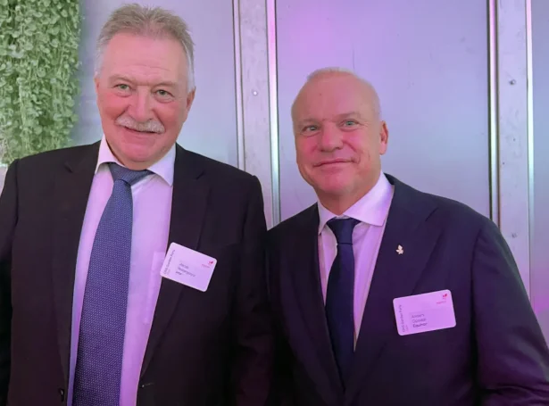 Landsstýrismaðurin í vinnumálum, Jacob Vestergaard var hjástæddur til setanarløtuna á ONS mánadagin, tá m.a. stjórin í Equinor, Anders Opedal kunnaði um framtíðar olju- og gassboringar á norska landgrunninum. Mynd Jan Müller