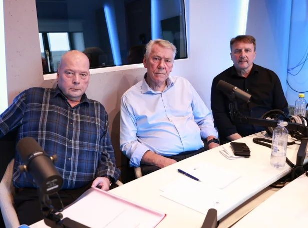Fullmannaða Stjórnin, Tórbjørn Jacobsen, Jóannes Eidesgaard og Heðin Zachariasen hava nóg mikið at tosa um (Mynd: Sverri Egholm)