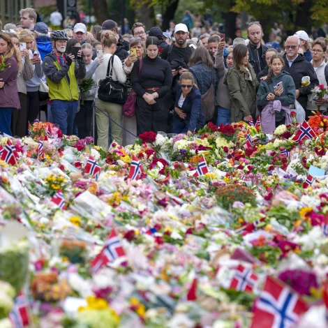 Fólk leggja blómur frammanfyri kongsborgina í Oslo (Mynd: Ole Berg-Rusten/NTB/Ritzau Scanpix)