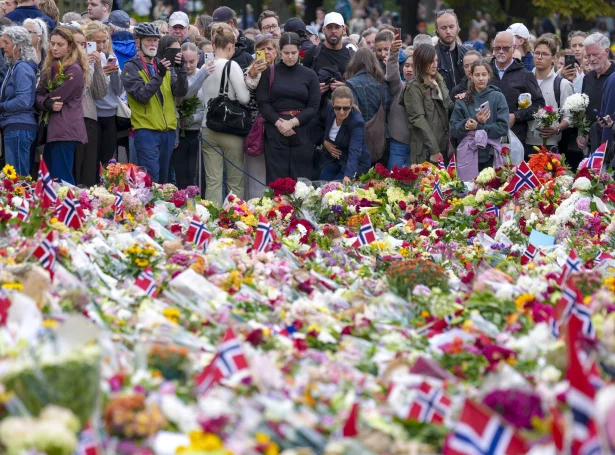 Fólk leggja blómur frammanfyri kongsborgina í Oslo (Mynd: Ole Berg-Rusten/NTB/Ritzau Scanpix)