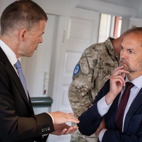 Bárður á Steig Nielsen, landsstýrismaður í uttanríkis- og fiskivinnumálum, tosaði seinnapartin í gjár við danska verjumálaráðharran, Jeppe Bruus