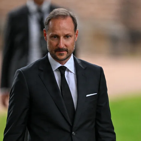 Haakon kongur avmyndaður eftir minningargudstænastu í dag (Mynd: Dylan Martinez/Reuters/Ritzau Scanpix)