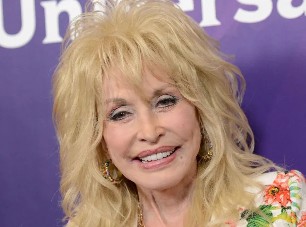 Dolly Parton, sum var úr Tennessee, andaðist týsdsagin, 80 ára gomul (Mynd: Chris Delmas/AFP/Ritzau Scanpix)