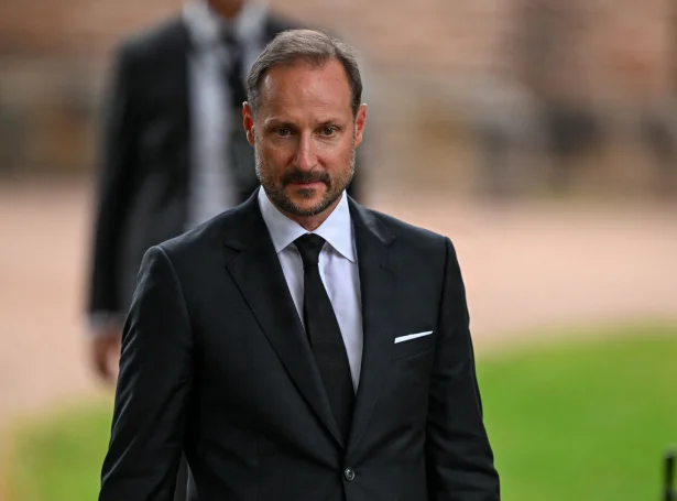 Haakon kongur avmyndaður eftir minningargudstænastu í dag (Mynd: Dylan Martinez/Reuters/Ritzau Scanpix)