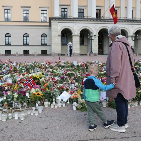 Fólk hava lagt blómur til minnist um Harald kong í Oslo (Mynd: Odd Andersen/AFP/Ritzau Scanpix)