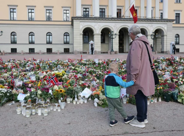 Fólk hava lagt blómur til minnist um Harald kong í Oslo (Mynd: Odd Andersen/AFP/Ritzau Scanpix)