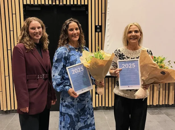 Í 2025 vóru tað Oddvør Poulsen og Elsebeth Sanna á Krákusteini, sum fingu sálarheilsuvirðislønina (Mynd: Sinnisbati)