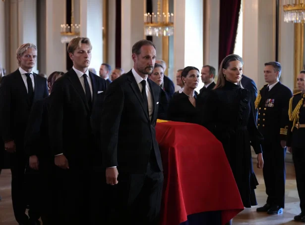 Høgru megin kistuna ganga Haakon kongur, Sverre Magnus prinsur og Marius Borg Høiby (Mynd: Lise Åserud/NTB/Ritzau Scanpix)
