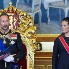 Ingrid Alexandra krúnprinsessa stóð undir liðini á Haakan VIII kongi tá hann svór kongseiðin í stórtinginum í gjár (Mynd: Lise Åserud/NTB/Ritzau Scanpix)