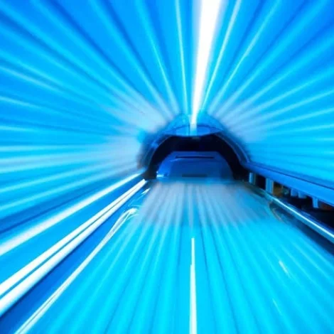- Við hesum verður gjørt greitt, at aldursmark eigur at vera galdandi fyri øll solarium – uttan mun til hvør bjóðar tey. At víðka lógina verður tískil eitt týðandi fet rættan vegin at verja børn og ung og at fyribyrgja krabbameini