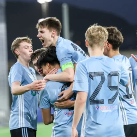 Ungir Víkingar - her á Tórsvølli til Youth League-dyst í fjør. Nógvir av hesum skulu spæla U18 finalu móti HB leygardagin (Mynd: Sverri Egholm)