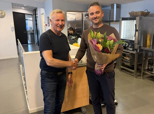 Í sambandi við stóra dagin, bjóðaði Finnbogi lagkaku í kantinuni og Tony Rasmussen, stjóri, lat blómutyssi frá fyritøkuni.