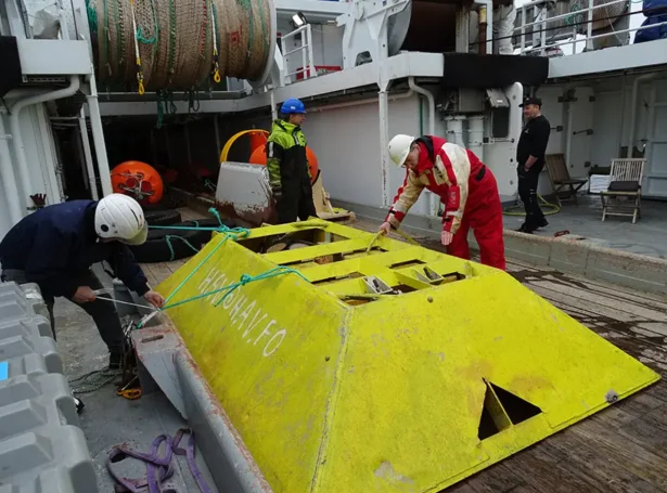Greining av mátingunum vísir, at tað mesta av tí djúpa sjónum serliga ferðast tvørtur um Ryggin í tveimum ávísum støðum miðskeiðis á Rygginum. Hetta er nýggj vitan um tað sonevnda yvirflotið tvørtur um Íslandsryggin, sum – saman við yvirfloti gjøgnum Bankarennuna – er týðandi partur av tí termohalina rákinum (Mynd: Havstovan)