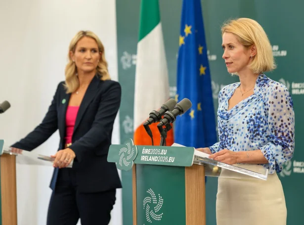 Írska uttanríkisráðkvinnan, Helen McEntee, og Kaja Kallas, uttanríkisstjóri í ES (Mynd: Paul Faith/AFP/Ritzau Scanpix)