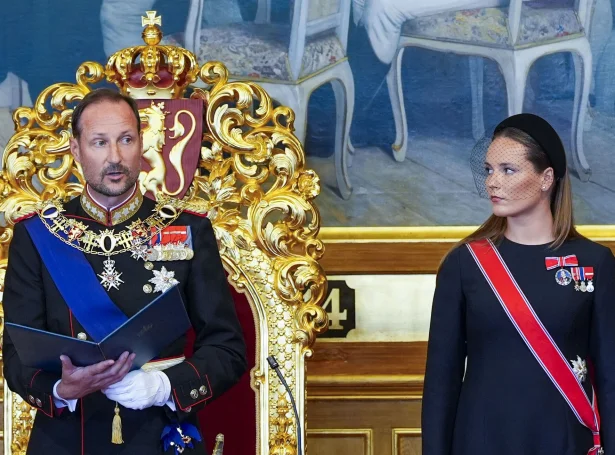 Ingrid Alexandra krúnprinsessa stóð undir liðini á Haakan VIII kongi tá hann svór kongseiðin í stórtinginum í gjár (Mynd: Lise Åserud/NTB/Ritzau Scanpix)