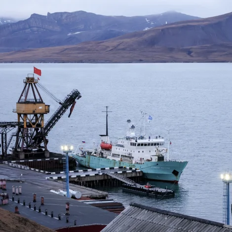 Rannsóknarskipið Professor Molchanov við bryggju í russiska býnum Barentsburg á Svalbarð (Mynd: Sergei Malgavko/SIPA/Ritzau Scanpix)