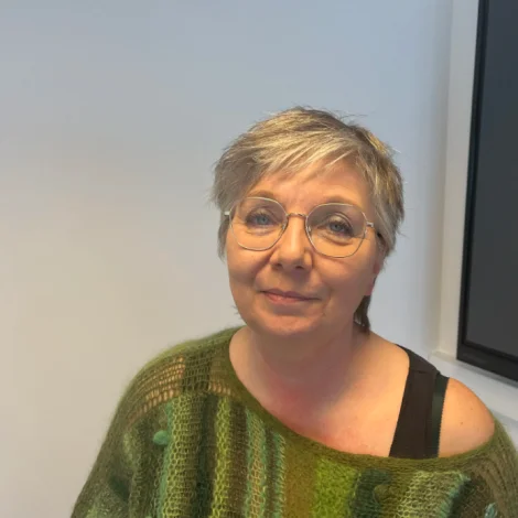 - Tíverri síggja vit, at nógv børn, sum koma henda vegin við eini mammu, sum giftist føroyskum manni, ikki verða loftað nóg væl. Hvør orsøkin er, dugi eg ikki at siga fyri vist, men kanska er tað tí, at samskiftismálið heima ikki er føroyskt men eitt mál, sum er ein blanding av fleiri málum
