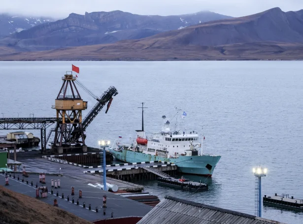Rannsóknarskipið Professor Molchanov við bryggju í russiska býnum Barentsburg á Svalbarð (Mynd: Sergei Malgavko/SIPA/Ritzau Scanpix)