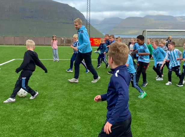 Á fótbóltsvøllinum í Leirvík savnaðust børn úr frítíðarskúla og spælarar hjá Víkingi í gjár (Mynd: Víkingur)