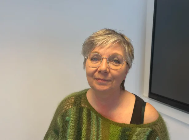 - Tíverri síggja vit, at nógv børn, sum koma henda vegin við eini mammu, sum giftist føroyskum manni, ikki verða loftað nóg væl. Hvør orsøkin er, dugi eg ikki at siga fyri vist, men kanska er tað tí, at samskiftismálið heima ikki er føroyskt men eitt mál, sum er ein blanding av fleiri málum