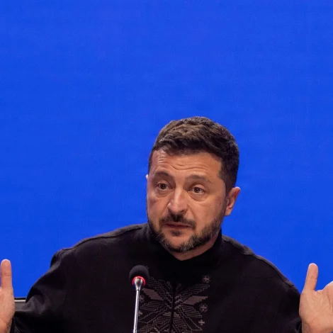 Ukrainski forsetin, Volodymyr Zelenskyj sigur, at russiska loftrúmið verður trygt, meðan amerikonsku sendifólkini eru í Russlandi, og heitir hann á Russland um eisini at tryggja ukranskt loftrúm, meðan sendifólkini vitja í Ukraina (Mynd: Tetiana Dzhafarova/AFP/Ritzau Scanpix)