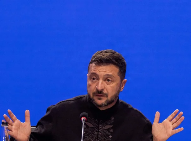 Ukrainski forsetin, Volodymyr Zelenskyj sigur, at russiska loftrúmið verður trygt, meðan amerikonsku sendifólkini eru í Russlandi, og heitir hann á Russland um eisini at tryggja ukranskt loftrúm, meðan sendifólkini vitja í Ukraina (Mynd: Tetiana Dzhafarova/AFP/Ritzau Scanpix)