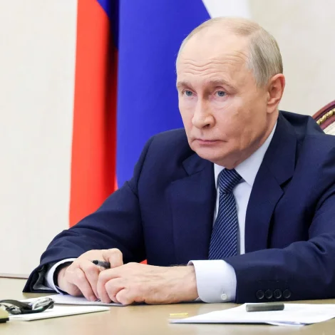 Russiski forsetin, Vladimir Putin metir, at tað er gjørligt at fáa eina avtalu, sum kann fáa ein enda á krígnum millum Russland og Ukraina (Mynd: Sergei Ilyin/AFP/Ritzau Scanpix)