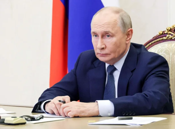 Russiski forsetin, Vladimir Putin metir, at tað er gjørligt at fáa eina avtalu, sum kann fáa ein enda á krígnum millum Russland og Ukraina (Mynd: Sergei Ilyin/AFP/Ritzau Scanpix)