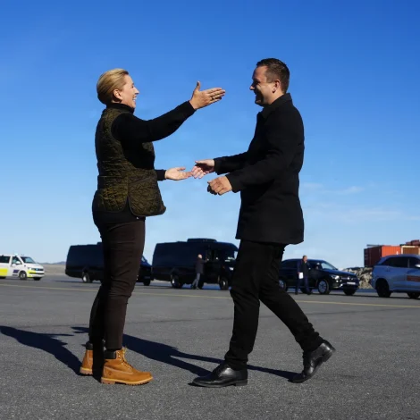 Jens-Frederik Nielsen tekur ímóti Mette Frederiksen í Nuuk (Mynd: Mads Claus Rasmussen/Ritzau Scanpix)